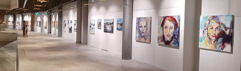 Ausstellung in der Mall of Switzerland